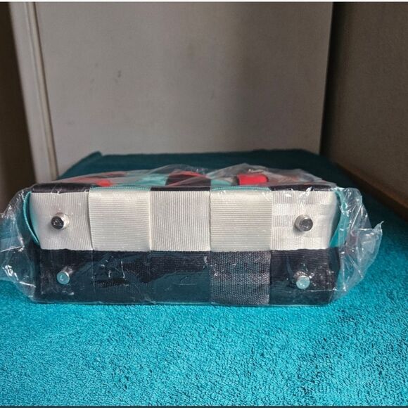 Harvey's Seatbelt Bag Medium Tote - Picture 3 of 6